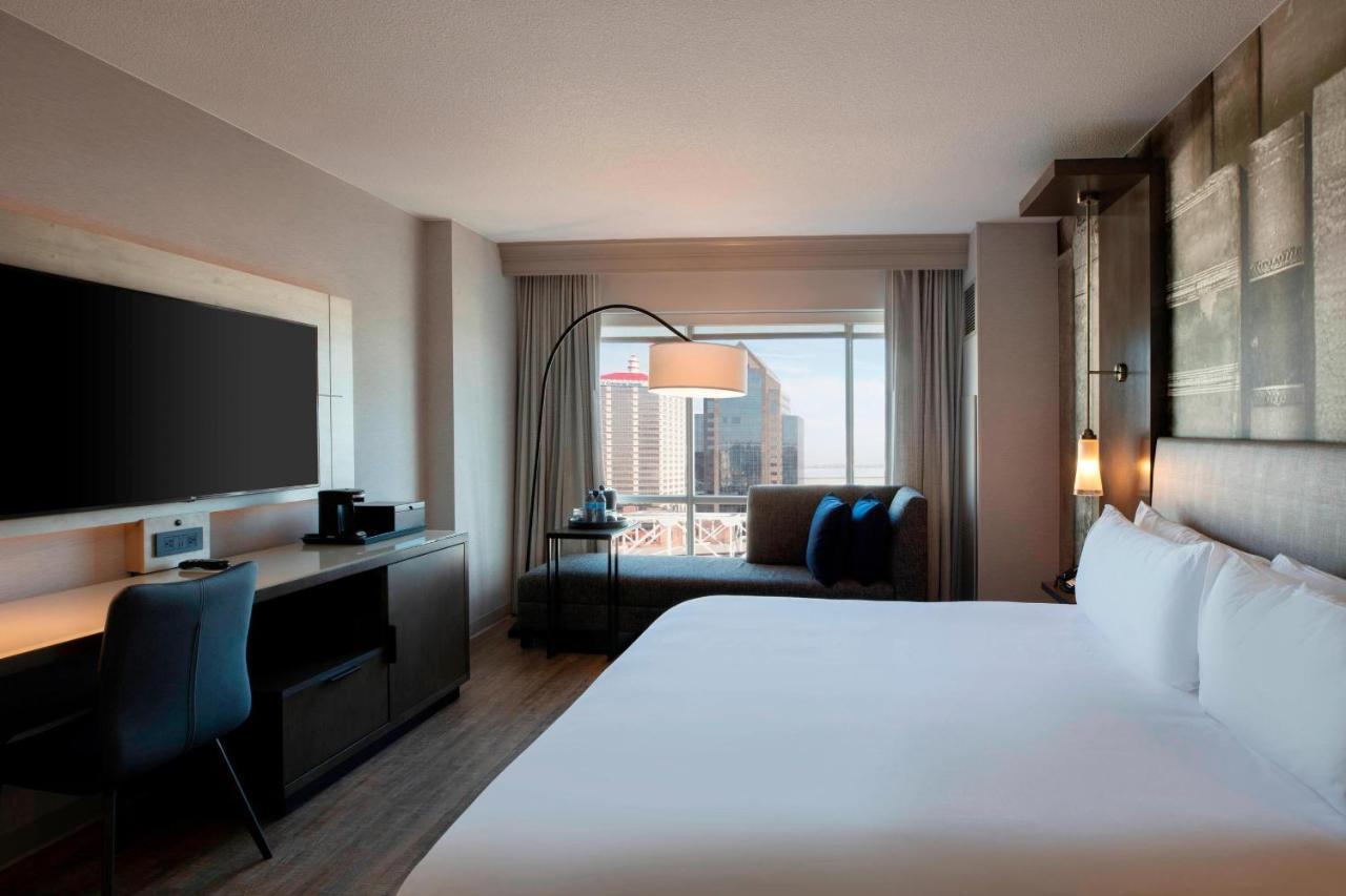 1 King Bed, Skyline View Room, M-Club Lounge access